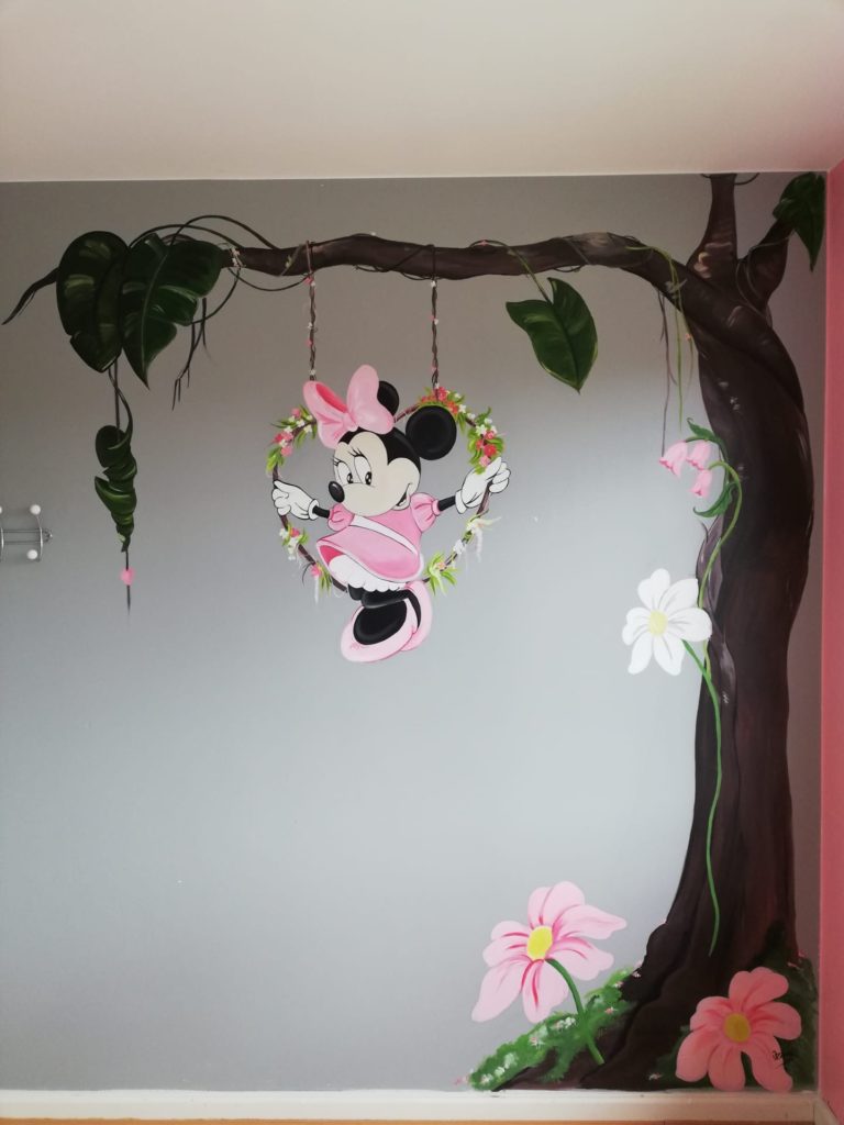 La fresque Minnie peint sur mur à base de peinture acrylic, vernis et pailletes ..les personnages Disney sont les choix idéaux pour inviter la féerie dans la chambre de vos enfants 